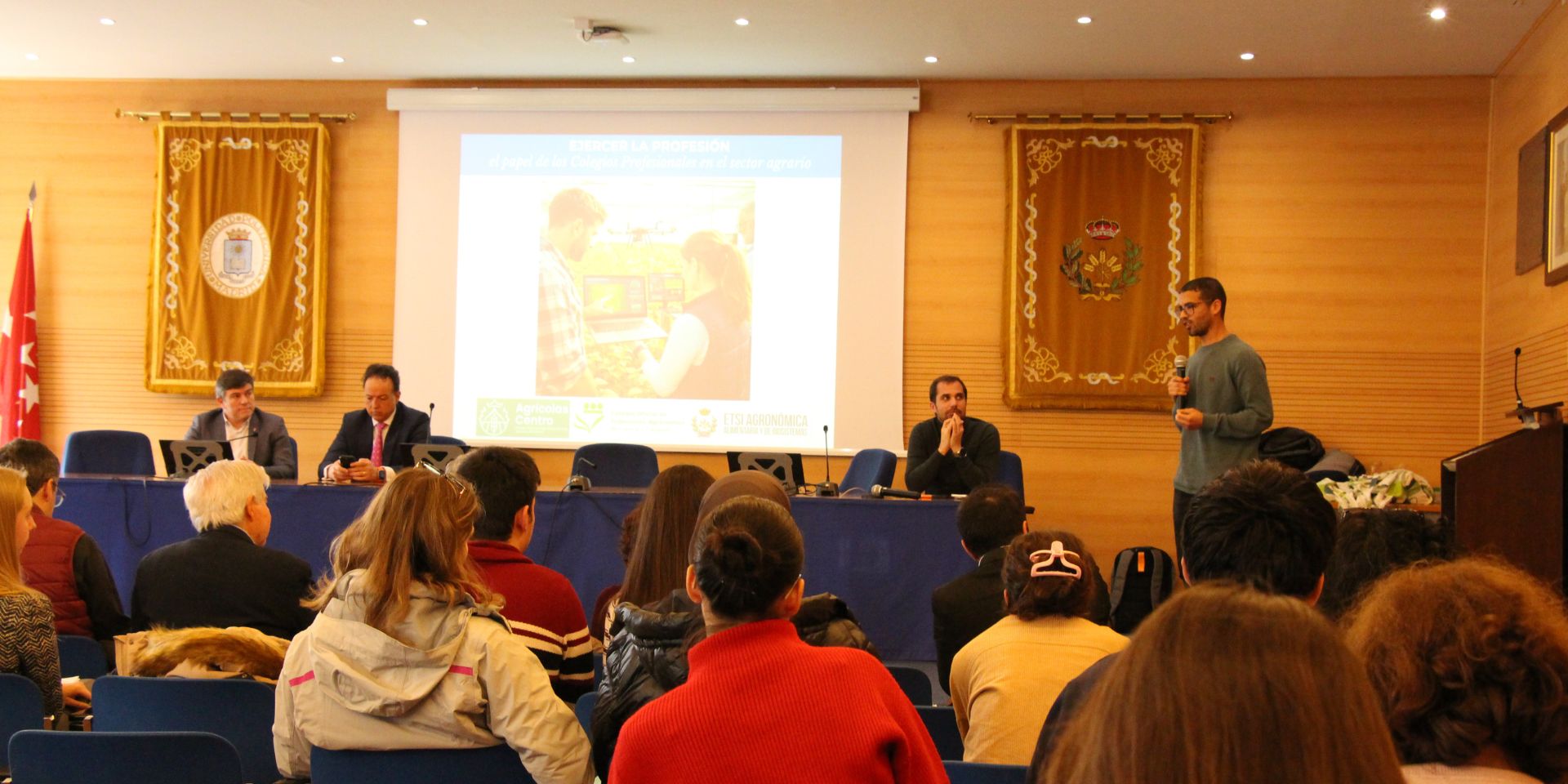 Participamos en la jornada sobre ejercer la profesión y los colegios profesionales de la ETSIAAB