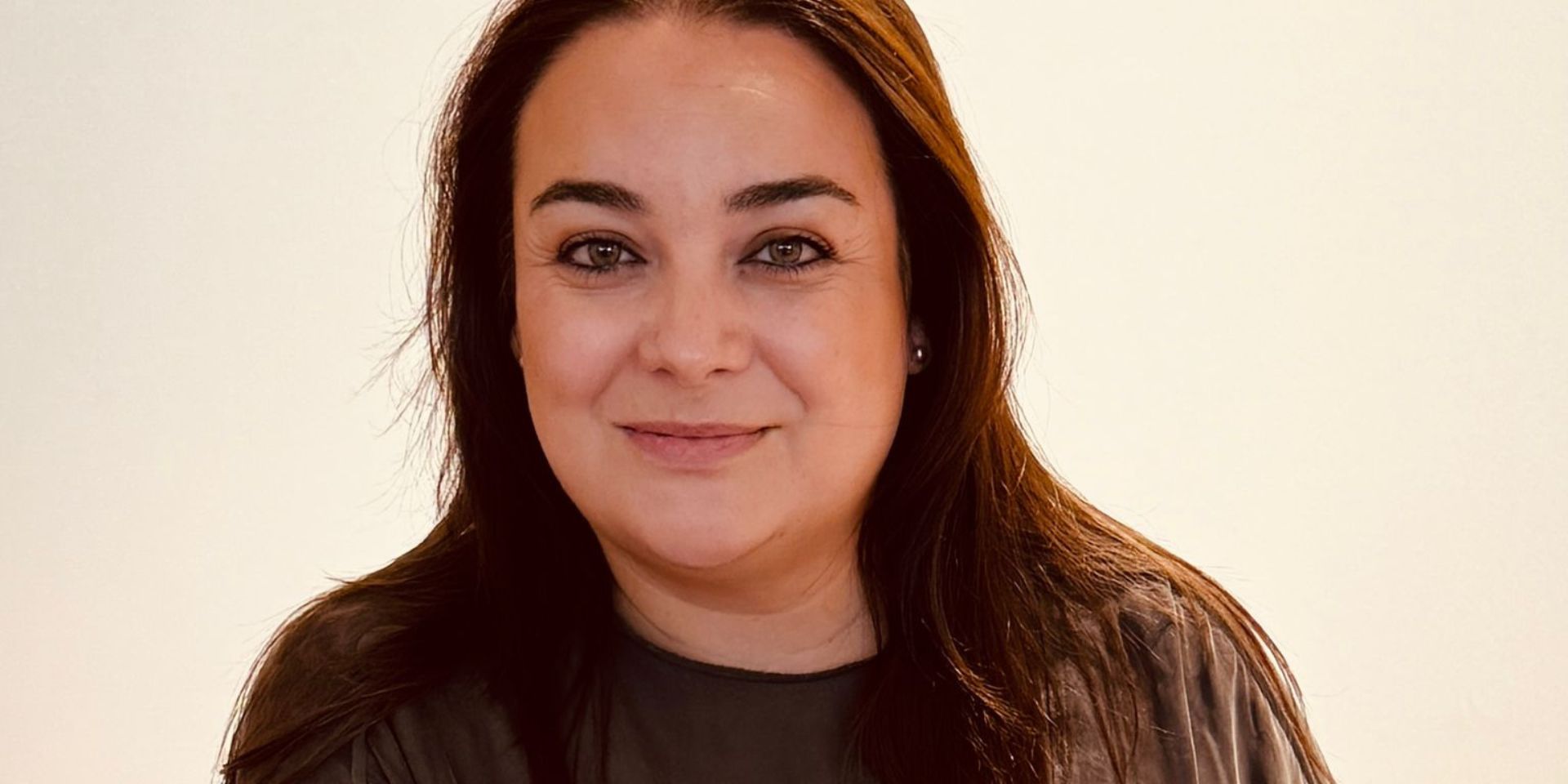 Desde tu experiencia, ¿consideras que todavía existen barreras para la igualdad en este ámbito? ¿Qué medidas crees que podrían favorecer una participación más equitativa? Sí, aún existen barreras para la igualdad real en el medio rural, aunque no sólo es aquí, si no a nivel general. La realidad es que en el mundo rural es aún más palpable y exagerado, y no es que lo diga yo, que lo he vivido y lo vivo día a día, si no que las últimas estadísticas del MAPA revelan esta problemática, y es que las mujeres cobran un 3,2 % menos que los hombres en contratos a jornada completa, una diferencia que se amplía hasta el 7,6 % en contratos temporales.   Aunque cada vez hay más mujeres liderando proyectos agrícolas, ganaderos o energéticos, todavía enfrentamos limitaciones sobre todo a los espacios de decisión. En muchos casos, seguimos desempeñando un papel fundamental en la producción y gestión, pero sin el mismo reconocimiento o visibilidad.  Hace unos días, Lola Merino, la presidenta de AMFARE (Federación de Mujeres y Familias del Ámbito Rural), denunciaba que «en España hablamos mucho de igualdad, pero cuando ponemos el foco en el ámbito rural, el panorama se oscurece», y esto es algo en lo que estoy totalmente de acuerdo.   Sin embargo, las mujeres rurales estamos demostrando que somos motor de innovación, sostenibilidad y arraigo. Aportamos una mirada integradora que une tradición, ciencia y compromiso con el territorio.  Para avanzar hacia una participación más equitativa, es esencial revisar políticas que sean reales y que no queden relegadas a un papel de lavado de cara de las empresas, además fomentar el acceso de las mujeres a la formación técnica, la educación en casa de nuestros niños y niñas, hasta el día a día en las escuelas, es fundamental.    Contar con referentes femeninos en proyectos con propósito y competitivos en nuestras zonas rurales, inspira y abre camino para todas.  La igualdad no solo es una cuestión de justicia, sino también de futuro: sin mujeres no hay medio rural vivo ni desarrollo sostenible posible.   Aunque cada vez hay más mujeres liderando proyectos agrícolas, ganaderos o energéticos, todavía enfrentamos limitaciones sobre todo a los espacios de decisión.   AUMEL ha sido reconocida con el Primer Premio Ecológico en el Salón Gourmets 2025. ¿Qué valores y prácticas diferencian a vuestra miel orgánica? Nuestros valores se basan principalmente en el respeto por la naturaleza, el bienestar de nuestras abejas es prioritario a la hora de la producción de miel AUMEL, mantenemos desde el inicio un sistema de producción 100 % ecológico, en el que no hay cabida para los productos de síntesis química ni alimentación artificial, si no que se respetan los ciclos naturales de las abejas, relacionados íntimamente con las diferentes estaciones a lo largo del año, por eso nuestra miel es limitada, estacional y artesanal.  Además, para nosotros es fundamental mantener la coherencia con el territorio, conservando la producción en colmenas de corcho, un recurso de nuestros bosques, y que nos permite mantener vivo el legado de nuestros mayores.
