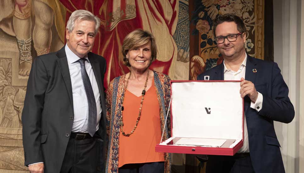 Agrifood Comunicación, placa del Colegio de Ingenieros Agrónomos de Centro y Canarias Ricardo Miguelañez, director de Agrifood Comunicación, recoge la placa del Colegio de manos de Inmaculada Salas, directora de Tragsa, y de Francisco González, decano del Colegio.