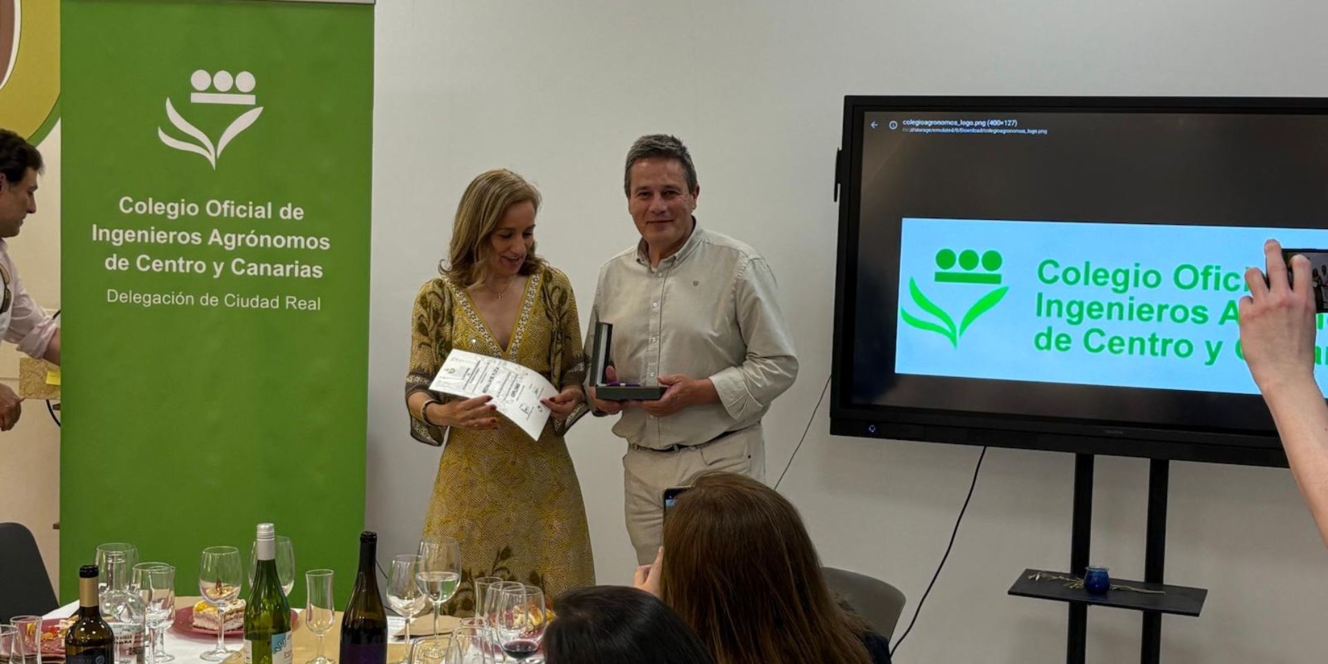 Milagros Cortés, delegada del Colegio en Ciudad Real, entrega la Medalla de Plata a Etelvino Huertas Gallego.