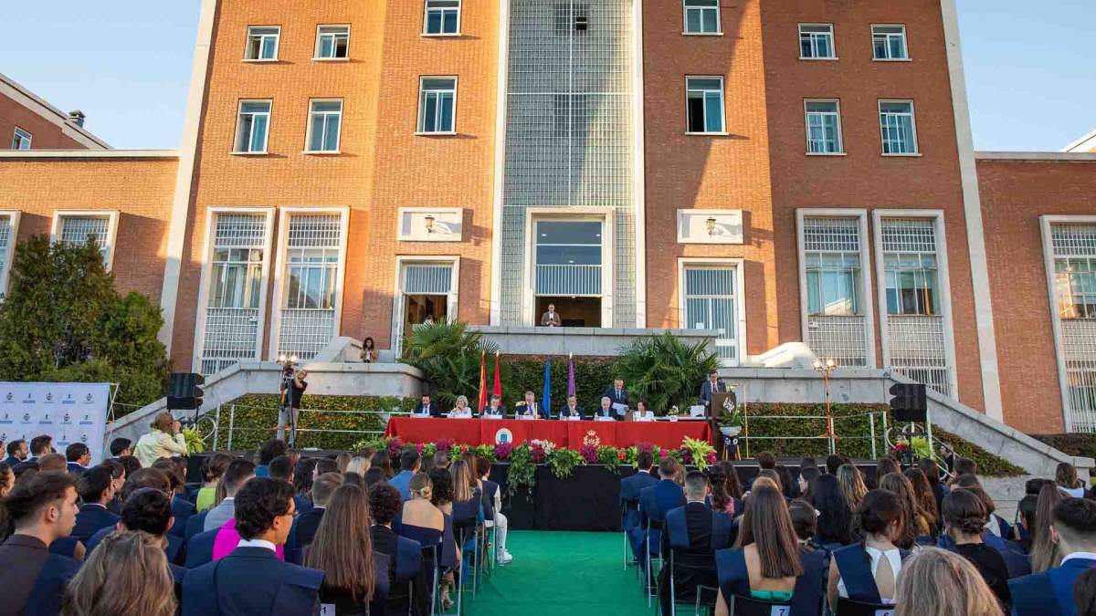 Nuestro decano asiste a la entrega de diplomas a los nuevos ingenieros agrónomos